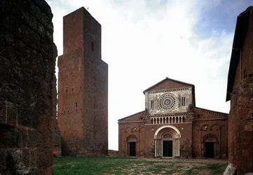 1250 körül épült és 1870-ben felújított Szent Péter (san Pietro) templom homlokzata és tornya, Toszkána, Olaszország
