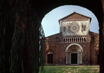 A Szent Péter-templom (san Pietro) homlokzata 1250 körül épült és 1870-ben restaurálták, Toszkánia, Olaszország
