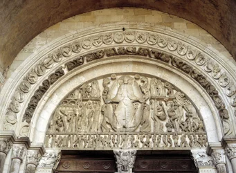 Utolsó ítélet, az autuni Saint-Lazare-székesegyház faragott timpanonja, 13. századi román művészet. Autun, Saône-et-Loire, Burgundia, Franciaország.