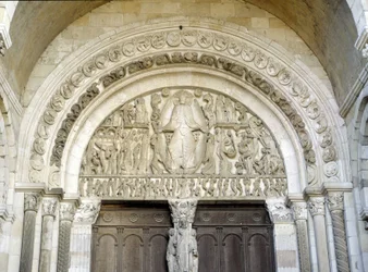 Utolsó ítélet, az autuni Saint-Lazare-székesegyház faragott timpanonja, 13. századi román művészet. Autun, Saône-et-Loire, Burgundia, Franciaország.