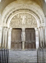 A Saint-Lazare-székesegyház kapuzata (a faragott timpanon az Utolsó ítéletet ábrázolja), Autun