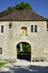 Román építészet: kilátás a burgundi Fontenay ciszterci apátság bejáratára