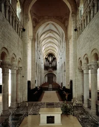 Román művészet: a 11. és 13. század között épült Saint Benoit sur Loire (Loiret) bazilika belső képe.