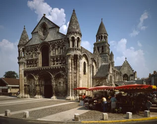 Román művészet: kilátás a Notre Dame la Grande-ra (Notre-Dame-la-Grande). 12. századi Poitiers (Bécs)