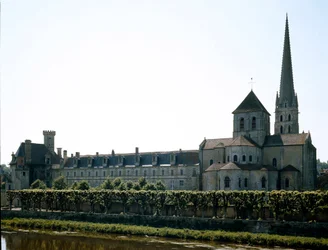 Román művészet: kilátás a XI. században alapított Saint Savin-sur-Gartempe (Saint Savin-sur-Gartempe) bazilikára. Saint Savin, Bécs