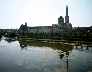 Román művészet: a 11. században alapított Saint-Savin-sur-Gartempe (Saint Savin sur Gartempe) apátság látképe. Saint Savin, Bécs