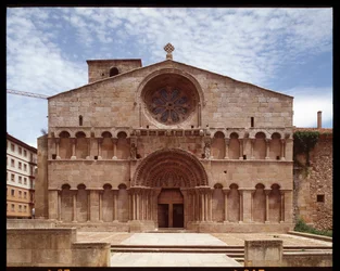 Román művészet: kilátás a Szent Domonkos templomra (Iglesia de Santo Domingo, Szent Domonkos templom) 12. századi Soria, Spanyolország