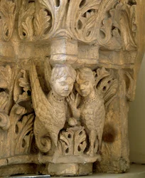 A felső szirénákat és madarakat díszít a Saint Loup de Naud (Szajna és Marne) templom mintájára 1170. Paris, Museum of Monuments english