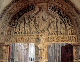 A vézelay-i bazilika timpanonja, Krisztus felségben ábrázolásával (a dicsőségben megjelenő Jézus Krisztus mandorlában látható), 12. század, vézelay-i bazilika