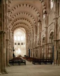 Vezelay apátság (89), a Santa Maria Magdalene-bazilika hajója. 12. század.