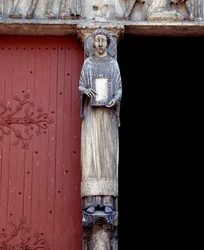 Szobor képe a központi portál központi oszlopán (1140-1200)