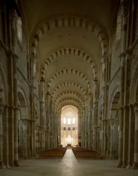 Kilátás a Santa Maria Magdalene bazilika központi hajójára (Szent Mária Magdolna (1096-1106), Vezelay, Yonne