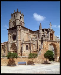 Kilátás a Santa Maria la Real a Sasamon templomra