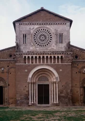 Kilátás a San Pietro templom homlokzatára (kb. 1250, restauree 1870) Toszkána, Olaszország (A Szent Péter (san Pietro) templom homlokzata, 1250 körül épült és 1870-ben restaurálták, Toszkánia, Olaszország)