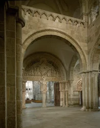Az apotres küldetését jelképező narthex és központi dobhártya képe. Santa Maria Magdalene bazilika (Sainte Marie Madeleine (1096-1106), Vezelay, Yonne