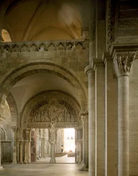 Az apotres küldetését jelképező narthex és központi dobhártya képe. Santa Maria Magdalene bazilika (Sainte Marie Madeleine (1096-1106), Vezelay, Yonne