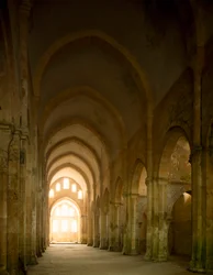 Kilátás a 12. században alapított ciszterci apátság templomának hajójáról.