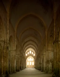 Kilátás a 12. században alapított ciszterci apátság templomának hajójáról.