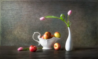 Elegáns almák és tulipánok
