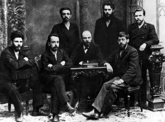 Lenin a munkásosztály felszabadításáért küzdő szentpétervári szövetség egy csoportjával, Szentpétervár, 1897. február (f/w fotó)