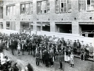 A szentpétervári gyári munkások sztrájkolnak az 1912-es lenai mészárlás ellen