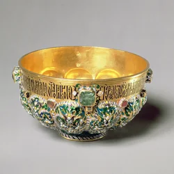 Dombornyomott tál szett cabouchon drágakövekkel és polikróm díszítéssel, 1653 (arany drágakövekkel és gyöngyökkel)
