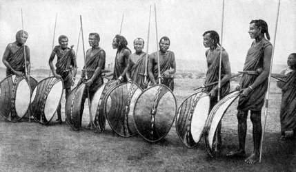 Masai harcosok egy csoportja teljes csatavilágban, 1922.
