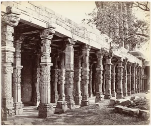 Az oszlopsor a Qutb Minar díszletével Delhiben Hindoo Pillars oszlopsora, a Kútubban, East Side (eredeti cím az objektumon)