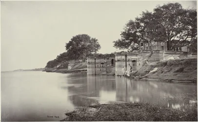 Satti Chaura Ghat Kanpurban Sutte Chowra Ghât, a mészárlás színhelye (eredeti cím) A Suttee Chowra Ghât, Cawnpore. A mészárlás jelenete (cím a tárgyon)
