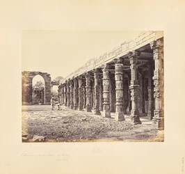Delhi; hindu oszlopcsarnok a Qutb Minarnál, északi oldal