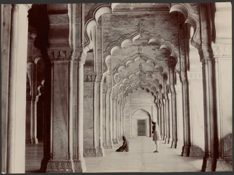 A gyöngymecset belseje, Agra