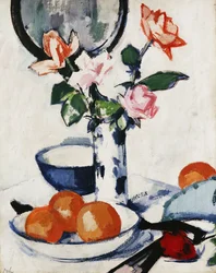 Rózsaszín és mandarin színű rózsák kék-fehér kehelyvázában, tálban lévő narancsokkal és fekete legyezővel, kb. 1924