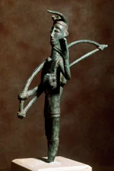 Nurági kultúra (nurágik), Szardínia: íjászt ábrázoló bronzszobrocska. Kr. e. 8.-7. század. Cagliari, Museo Nazionale Archeologico, Szardínia, Olaszország