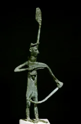 Szardíniai nurági kultúra: íjász bronzszobrocskája. Kr. e. 8.-7. század, Cagliari, Museo Nazionale Archeologico, Szardínia, Olaszország