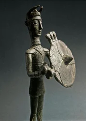 Nurági kultúra (nurágok), szardíniai: pajzsos harcos bronzszobrocskája. Kr. e. 8.-7. század. Museo Nazionale Preistorico Etnografico „Luigi Pigorini“, Róma