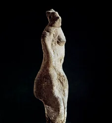 Szardíniai nurági kultúra (nurágok): szteatopügikus Vénusz mészkő szobrocskája (az alsó hátrész formája) (macomeri Vénusz), a Nuoro melletti Macomerből. A nurági kultúrát megelőző időszakból (Kr. e. 25.-18. század), rézkor. Cagliari, Museo Nazionale