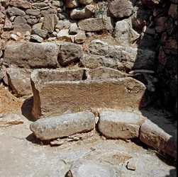 Nuragikus kultúra (nuraghi) Szardíniai: Su Nuraxi megalitikus lelőhely nuragikus városának romjai: az egyik lakóház. Kr.e. 1100-1050. Barumini Sardinia Olaszország