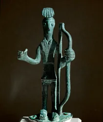 Szardíniai nurág kultúra (nurágok): íját megfeszítő harcos bronzszobrocskája (a lándzsa hiányzik). Kr. e. 8.-7. század. Cagliari, Museo Nazionale Archeologico, Szardínia, Olaszország