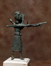 Nurági kultúra (nurágok), szardíniai: keleti bronzszoknyát viselő harcos szobrocskája. Kr. e. 8.-7. század. Cagliari, Museo Nazionale Archeologico, Szardínia, Olaszország
