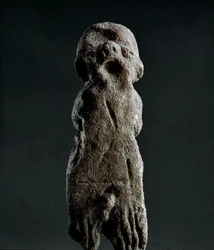 Nurág kultúra (nurágok), szardíniai: fogadalmi terrakotta szobrocska az abini templomból. A nurág kultúra előtti időszakból (Kr. e. 25.-18. század), rézkor. Cagliari, Nemzeti Régészeti Múzeum, Szardínia, Olaszország