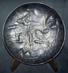 II. Ardashir királyt (379-86) ábrázoló edény Sáriból, Mazandaran, Kr. e. AD 380 (kergetett és bekarcolt ezüst)