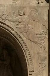Zseni a kezében egy tál gyümölccsel, amely a rengeteget szimbolizálja, egy avansból, 590-628