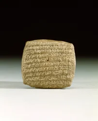 Egy régi asszír ékírásos tábla a kappadókiai Kanesh-i kereskedőkolóniáról, amely a lejárt számlák kifizetését követeli, ie 1900-1800 körül (kő)