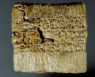 Asszír civilizáció: ékírásos karakterekkel vésett doboz két ezüstbánya előállításáról. Isztambul, Régészeti Múzeum