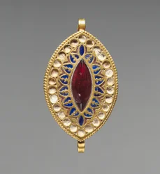 Mandula alakú medál, 400-600 (arany, lapis lazuli, gránát és üveg)