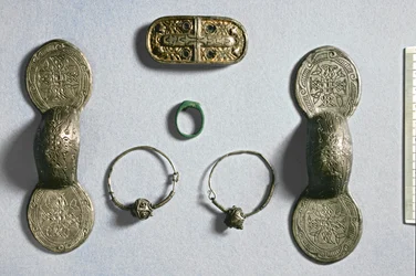 Ékszerek Camonból, Amiens-ből, Somme-ból, Karoling-korszakból, 7-10. század (ezüst, aranyozott bronz)