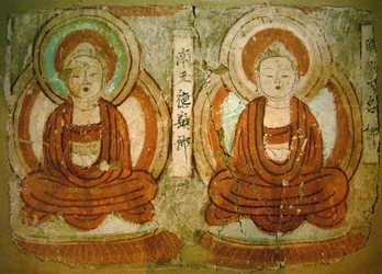 A 9. századtól a Kaocsang állam időszakáig festett Buddhák a Hszincsiang Autonóm Területen, Bezeklikben található „Ezer Buddha barlangjai” egyik falfestménytöredékén. Fénykép, Koreai Nemzeti Múzeum, Szöul, Koreai Köztársaság, 2006.