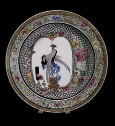 Kínai művészet: famille rose kerámiatányér, madár- és virágdíszítéssel. Qianlong uralkodása (1736-1795). Párizs, Musée Guimet, Ázsiai Művészetek Nemzeti Múzeuma
