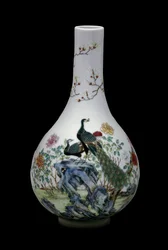 Kínai művészet: madarakkal (köztük pávákkal) és virágokkal díszített famille rose kerámiaváza. Qianlong uralkodása (1736-1795). Párizs, Musée Guimet, Ázsiai Művészetek Nemzeti Múzeuma.