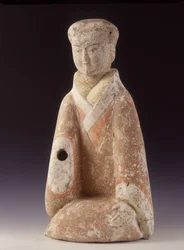 Az udvarhölgy. Kína, Nyugat-Han korszak (206 AV - 220 AD), 60 cm H. Terrakotta szobrocska.